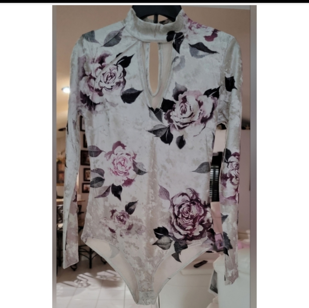 Charlotte Russe Gray Floral Velvet Keyhole Bodysuit, Size M - Picture 2 of 8